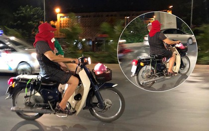 Thót tim nữ "ninja" đi băng băng trên đường Hà Nội, 1 tay lái xe máy, 1 tay... bồng con nhỏ