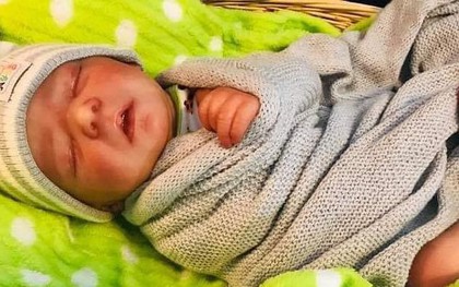 Dùng búp bê hệt như thật để thực hiện kế hoạch lừa đảo tinh vi, cặp vợ chồng bị cảnh sát tóm gọn vì sơ hở không ngờ