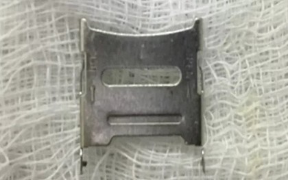 Bé 2 tuổi ở Hà Nội phải vào viện cấp cứu vì nuốt khay sim điện thoại