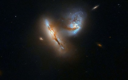 NASA công bố ảnh hiếm ghi lại cảnh 2 thiên hà sắp va chạm với nhau