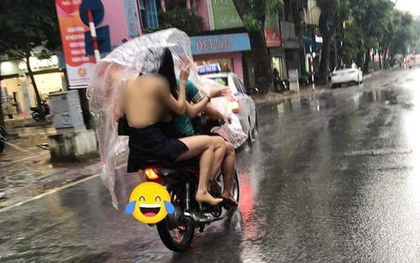 Cô gái trẻ mặc váy sexy, để lộ toàn bộ lưng trần cùng vòng 1 hớ hênh khi ngồi sau xe máy kẹp 3 khiến nhiều người ngán ngẩm