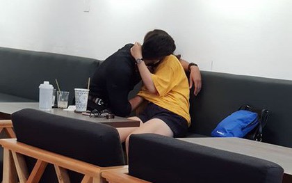 "Nóng mắt" cảnh nam thanh niên vô tư ôm hôn, thò tay mò mẫm dưới áo bạn gái ngay giữa quán cà phê ở Sài Gòn
