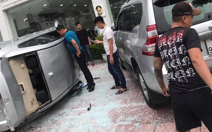 Hà Nội: Nhân viên showroom lái ô tô lao từ tầng 2 xuống đất, kính vỡ văng tung tóe