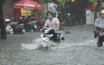 Hà Nội: Nhiều tuyến phố ngập sâu sau mưa lớn, người dân vất vả di chuyển, đẩy xe chết máy cả cây số