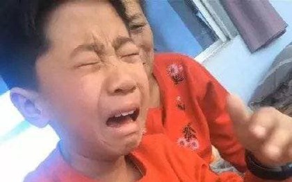 Cậu bé khóc lóc vì bài tập làm gần xong bỗng dưng mất hết chữ, dân mạng cười "không nhặt được miệng" khi biết lý do