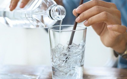 Thói quen uống nước của nhiều người vào mùa hè khiến chàng trai 28 tuổi bị nhồi máu cơ tim cấp tính