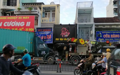 Xe container tông sập cửa hàng xe máy và quán mì vịt ở Sài Gòn, kẹt xe kinh hoàng vào buổi sáng đi làm