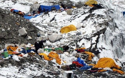 Nepal chính thức cấm mang nhựa lên Everest - bước đầu giải quyết hàng tấn rác chất thành núi trên "nóc nhà của thế giới"