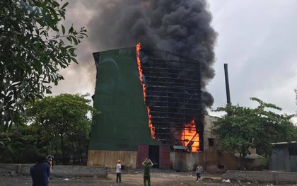 Cháy dữ dội tại lò luyện thiếc ở Nghệ An, hàng trăm người chữa cháy