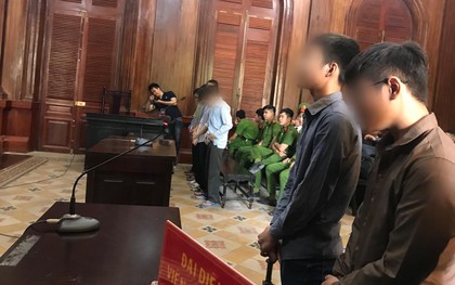 8 thiếu niên nhiều lần cướp bia và bánh kẹo tại cửa hàng tiện lợi ở Sài Gòn lãnh tổng cộng 49 năm tù