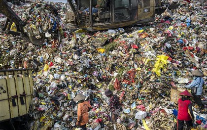 Malaysia truy tìm nguồn gốc của gần 200 container chứa rác thải nhựa