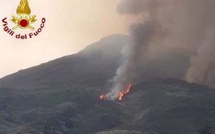 Núi lửa Stromboli ở Italy phun trào dữ dội