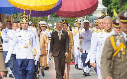 Trước khi lập Thứ phi, Hoàng hậu Thái Lan vẫn ân cần chăm sóc chồng một cách tinh tế, khẳng định vị trí "vợ cả" của mình