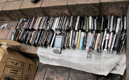 Chứng kiến cách những chiếc smartphone bị rã nhỏ tới từng chi tiết ở chợ bán đồ cũ vỉa hè