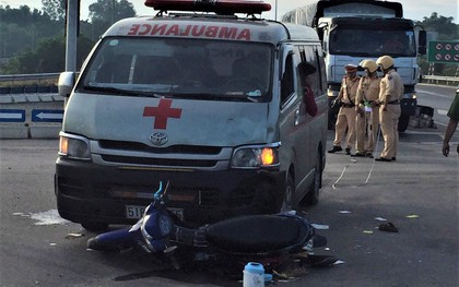 Xe cứu thương chở thi thể bệnh nhân tông xe máy, 2 người nguy kịch