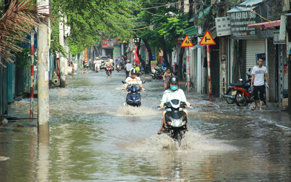 Ảnh: Hà Nội mưa lớn trong đêm khiến nhiều tuyến phố biến thành sông, người dân vất vả di chuyển