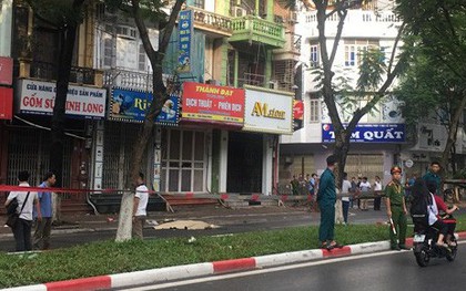 Hà Nội: Cây bất ngờ đổ trên đường Trần Đăng Ninh khiến 1 người tử vong