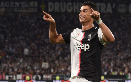 Ronaldo ra mắt kiểu ăn mừng thách thức trọng tài trong ngày Juventus vượt qua kẻ thù không đội trời chung theo một kịch bản không thể nghẹt thở hơn