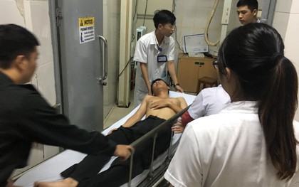 Sau fan nữ trúng pháo, 2 cảnh sát cơ động nhập viện vì xô xát ở khu vực khán đài CĐV Nam Định