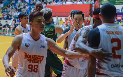 Tình huống nhiều tranh cãi giữa hai cầu thủ của Saigon Heat và Cantho Catfish ở những giây cuối Game 2 VBA Finals 2019