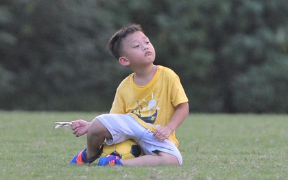 Con trai tiền vệ Thành Lương chiếm trọn spotlight ở sân tập bởi sự tinh nghịch, đáng yêu