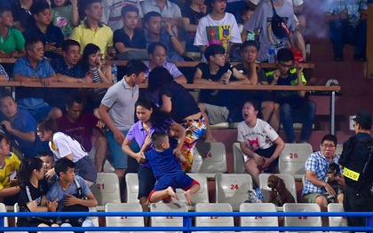CĐV Nam Định bị phạt tù 4 năm sau vụ bắn pháo hiệu khiến fan nữ bị thương nặng ở sân Hàng Đẫy