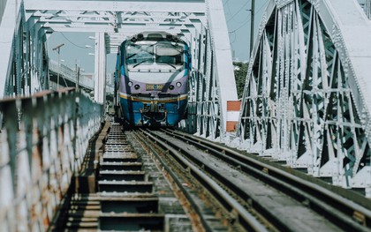 Ngắm cầu sắt Bình Lợi gần 120 tuổi - nơi lưu giữ ký ở Sài Gòn vừa hoàn thành sứ mệnh đưa tàu hoả qua sông