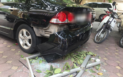 Hà Nội: Cửa kính chung cư bất ngờ rơi xuống đất làm hỏng xe ô tô, nhiều người ngồi trà đá may mắn thoát nạn