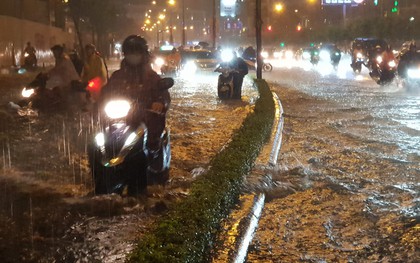Dù có "siêu" máy bơm chống ngập nhưng đường Sài Gòn vẫn mênh mông nước sau cơn mưa lớn