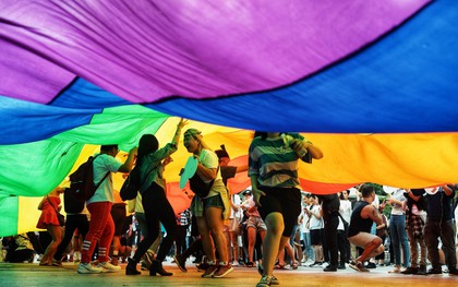 Ngày hội tự hào LGBTI+ ở Sài Gòn: Đứng dưới cờ lục sắc, mọi người đều xinh đẹp và tự do