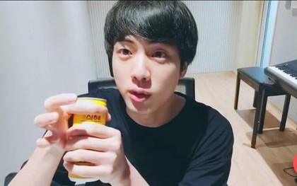 Dùng cả thanh xuân để che tên nhãn hiệu khi livestream, Jin (BTS) vẫn bị fan cười  “sấp mặt”: Loại này nhà em có đầy!