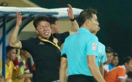 HLV Hàn Quốc phản ứng dữ dội với trọng tài V.League trong trận Nam Định cầm hòa TP. Hồ Chí Minh