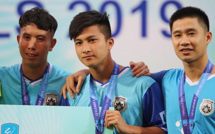 Martin Lo trầm tư trong ngày vui của Phố Hiến FC tại giải hạng Nhất Quốc gia 2019