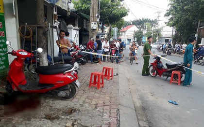 Đang chạy xe máy trên đường, cô gái bất ngờ bị nam thanh niên cầm dao đâm liên tiếp, gục bên vũng máu