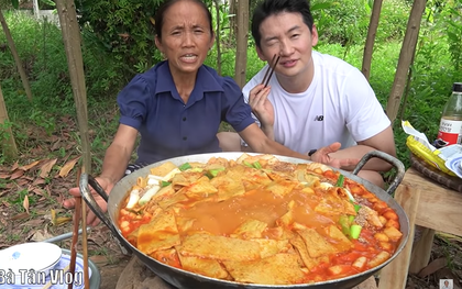 Bà Tân Vlog làm món lẩu "tô-bô-xi" nghe tên lạ hoắc, ngồi vừa nấu vừa ăn luôn bằng bếp đất và chảo gang giữa khu vườn đầy cây