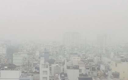 Sài Gòn bị bao phủ một màu trắng đục bất thường: Chuyên gia thời tiết nói gì?