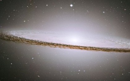 6 thiên hà “trầm lặng” bỗng thành những chuẩn tinh sáng nhất vũ trụ