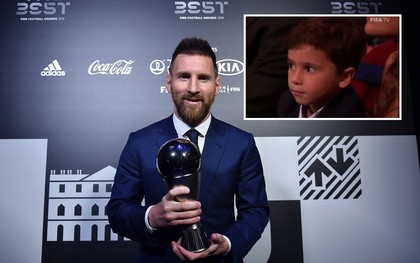 Cậu hai nhà Messi gây sốt với biểu cảm cực đáng yêu khi cha đang nhận giải thưởng cao quý, chiếm trọn spotlight của buổi lễ