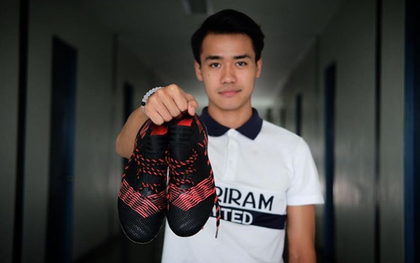 Fan Việt sục sôi tìm info anh chàng cầu thủ U23 Thái Lan vừa điển trai, vừa “có bàn tay thơm” ở lễ bốc thăm vòng bảng U23 châu Á