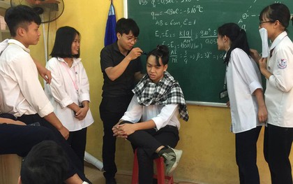 Thầy giáo trường người người ta: Đã trẻ đẹp lại còn kiêm luôn “stylist” tóc cho học sinh