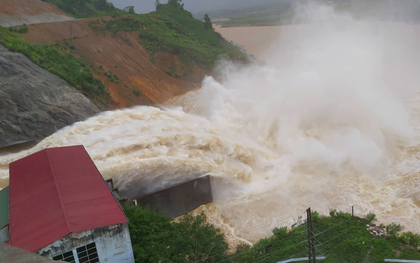Thủy điện xả lũ do ảnh hưởng mưa lớn kéo dài, 8 xã ở phố núi Hà Tĩnh chìm trong biển nước