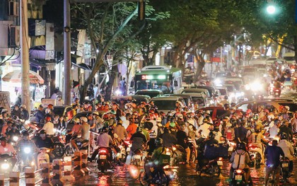 Ảnh: Trung tâm Sài Gòn ngập nước trong ngày triều cường đạt đỉnh, kẹt xe kinh hoàng khắp các ngả đường