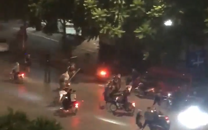 Nửa đêm, hàng chục thanh niên ở Hà Nội cầm hung khí truy sát nhau khiến nhiều người sợ hãi