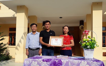 Khen thưởng 2 thầy giáo dũng cảm cứu sinh viên Y khoa thoát khỏi tử thần