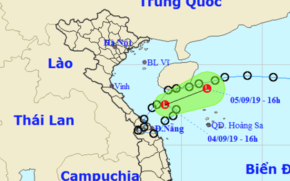 Áp thấp nhiệt đới "dị thường" trên Biển Đông đã suy yếu thành vùng thấp, vẫn đủ sức gây mưa rất to và lũ quét tại miền Trung
