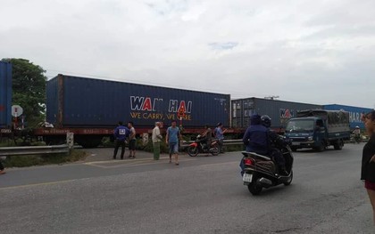 Hà Nội: Một người đàn ông bị tàu hỏa tông tử vong sau khi liên tục đi lại cạnh đoạn đường sắt