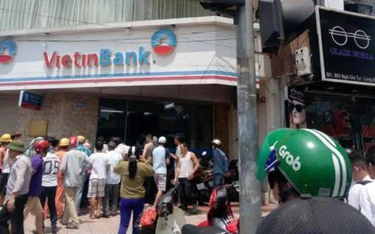 Hà Nội: Nam thanh niên cầm vật nghi súng xông vào ngân hàng Vietinbank cướp tiền