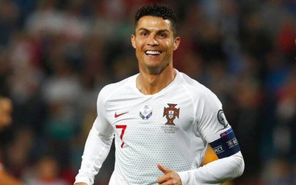 Vòng loại Euro 2020: Bị CĐV đối phương dùng Messi để chế giễu, Ronaldo đáp lại đanh thép thế này đây