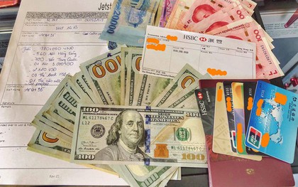 Trao trả ngoại tệ trị giá trên 125 triệu đồng cho khách quên trên máy bay