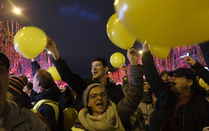 Người biểu tình Áo vàng ôm cảnh sát Pháp chúc mừng trong Đêm Giao thừa